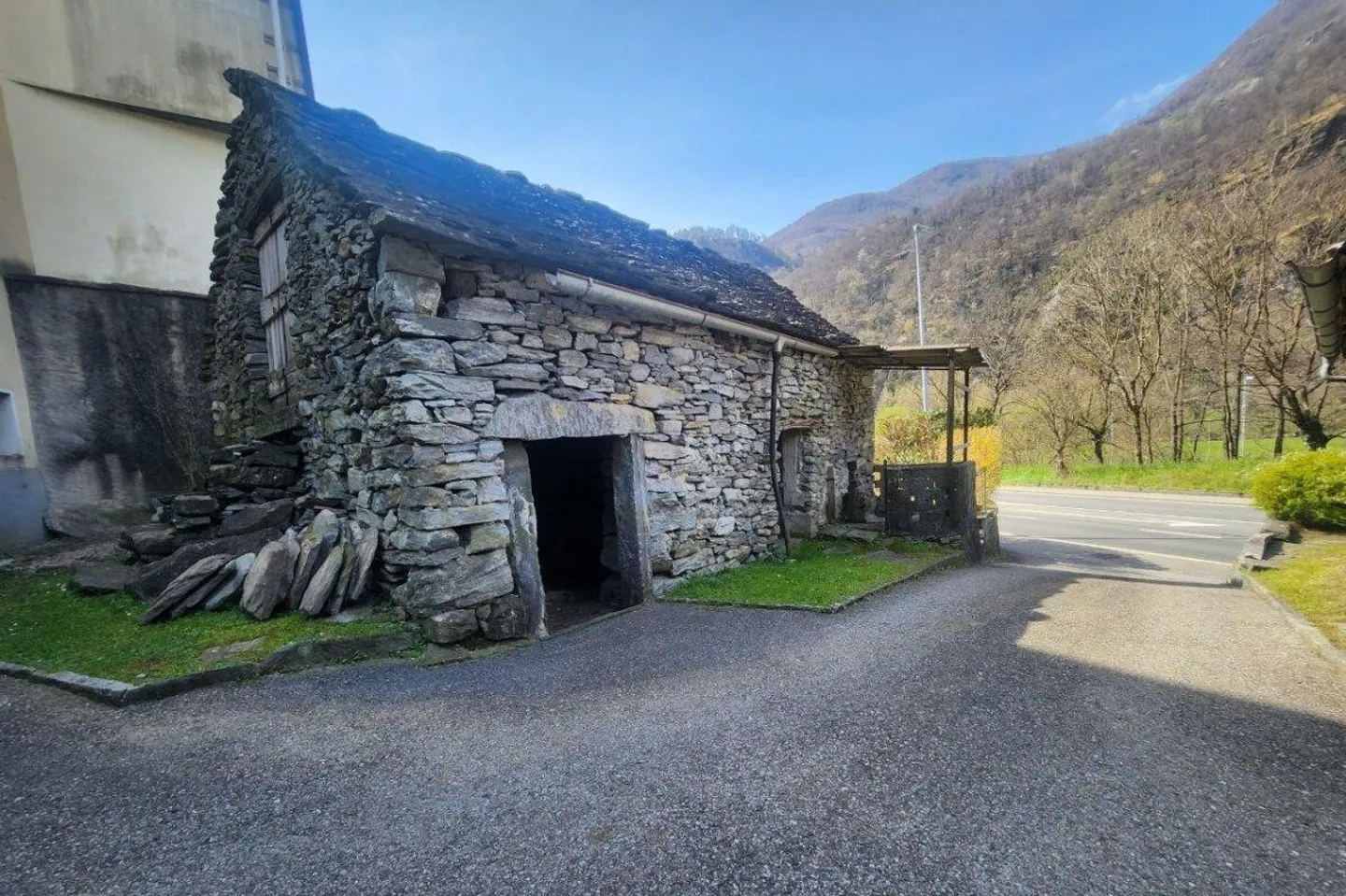 Historisches Mehrfamilienhaus mit Rustico im Herzen von Avegno - Foto 4 von 12