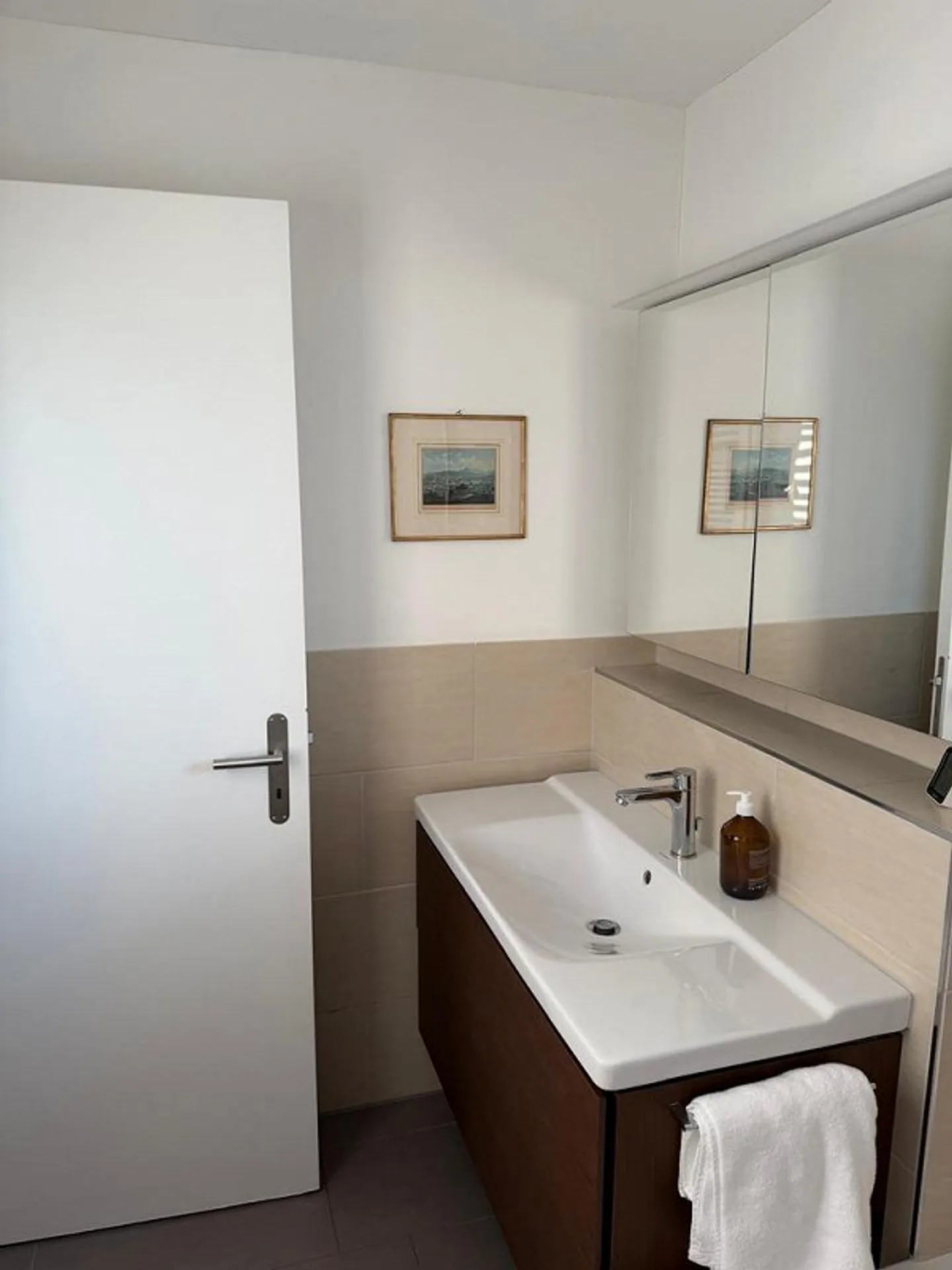 Modern Apartment by the Lake - Photo 4 of 10