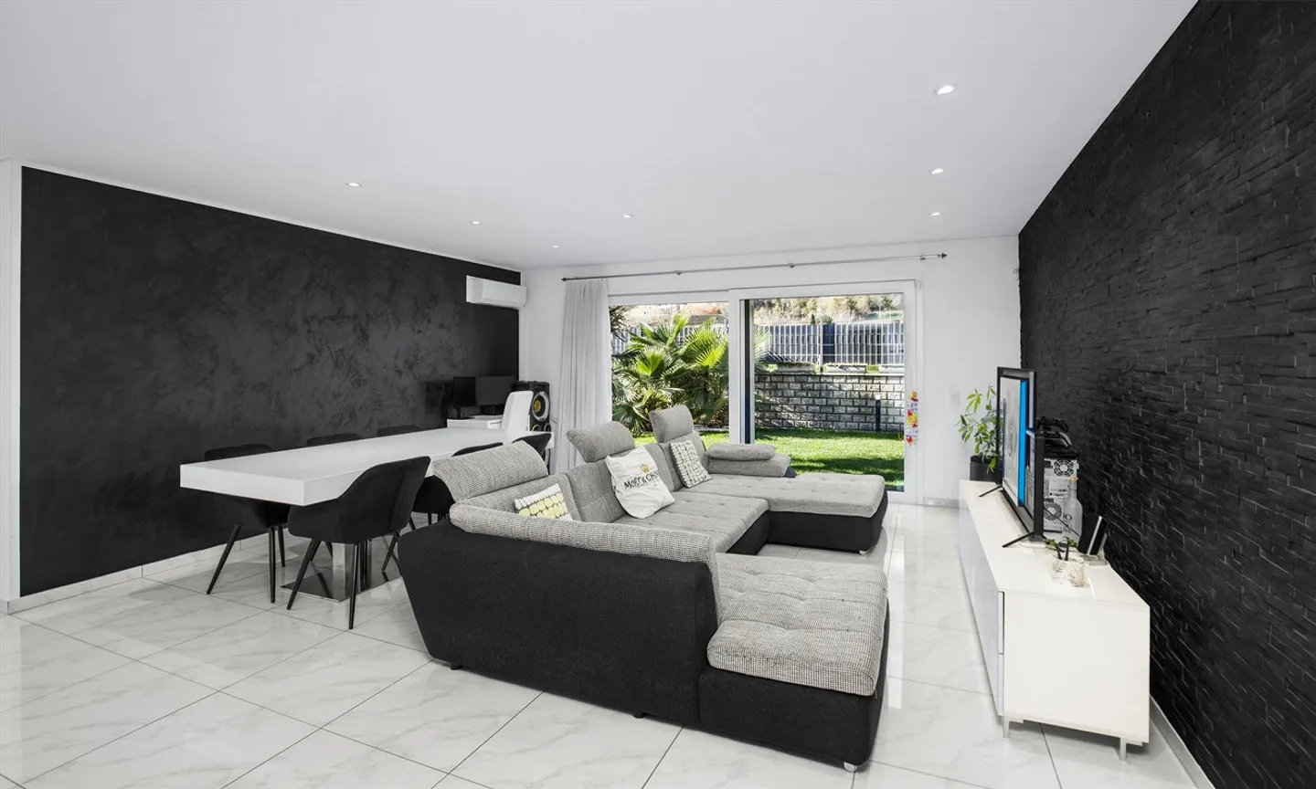 Modern and spacious semi-detached house 6.5 with pool in Bedano - Photo 2 of 8