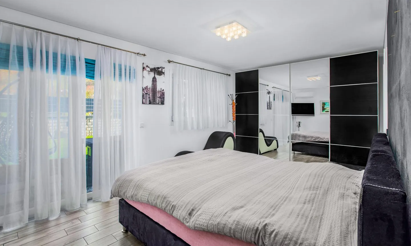 Modern and spacious semi-detached house 6.5 with pool in Bedano - Photo 4 of 8