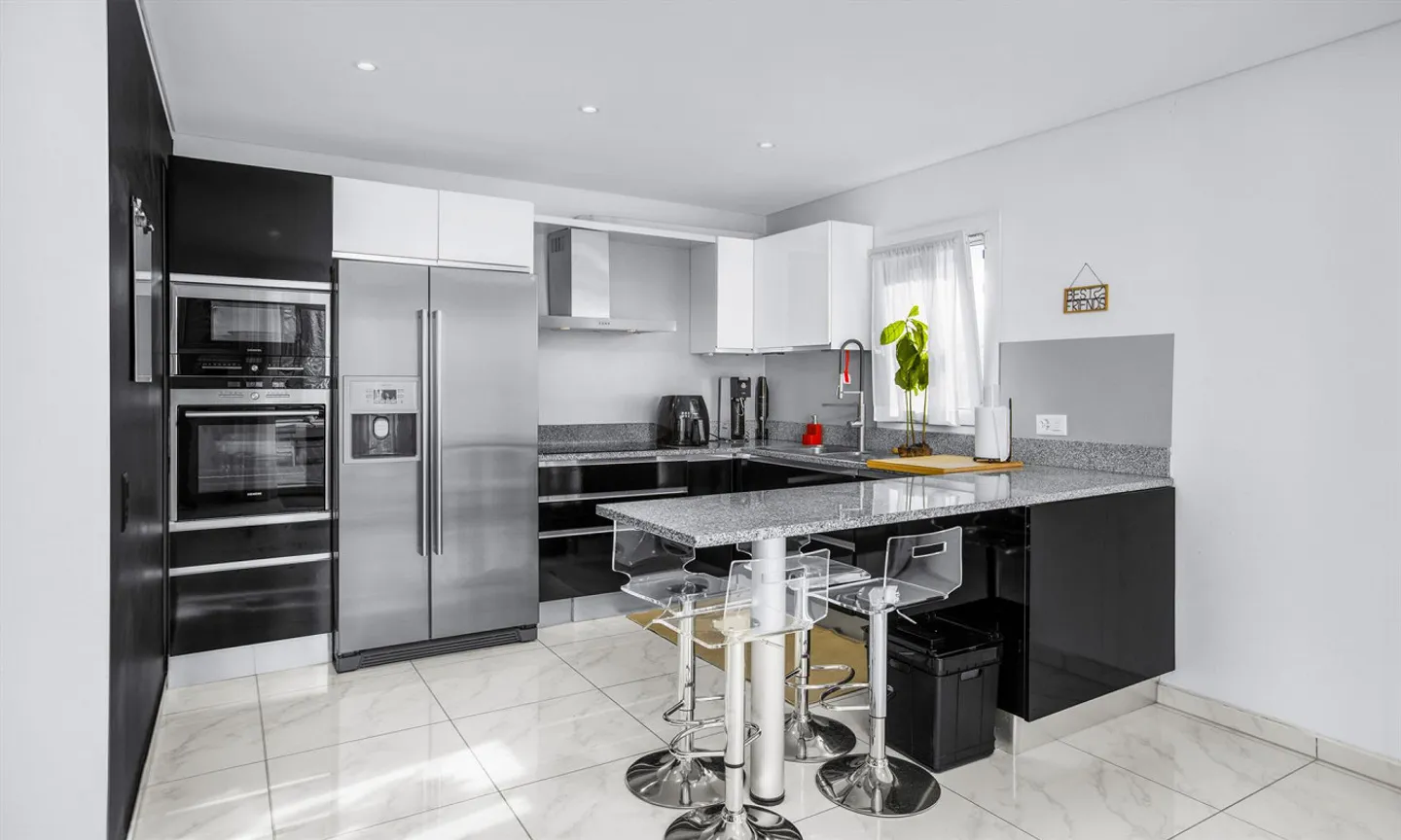 Modern and spacious semi-detached house 6.5 with pool in Bedano - Photo 3 of 8