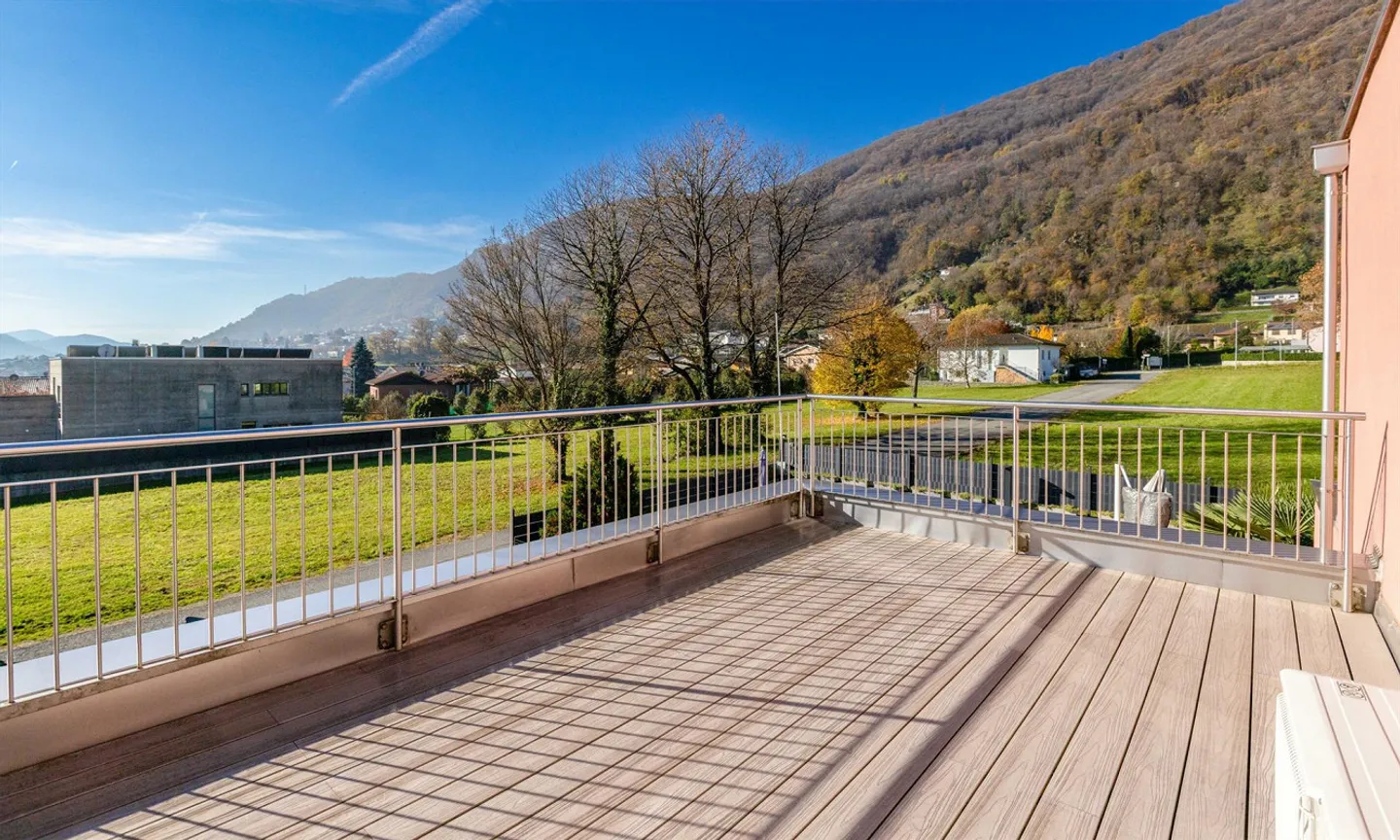 Modern and spacious semi-detached house 6.5 with pool in Bedano - Photo 5 of 8