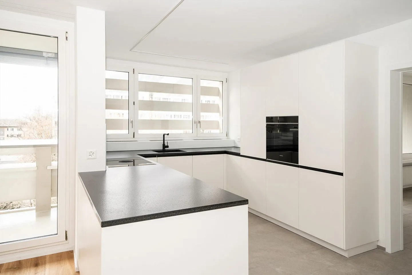 Spacious, completely renovated 5.5-room apartment with high standard of finish - Photo 2 of 10