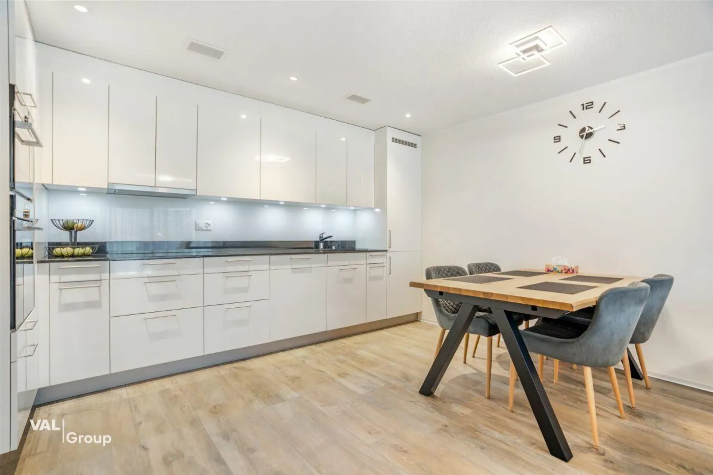 Newly built, bright apartment with generous private green space - Photo 2 of 18