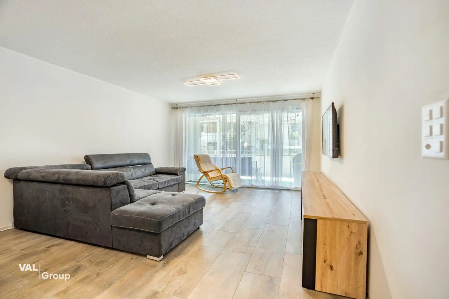 Newly built, bright apartment with generous private green space - Photo 5 of 18