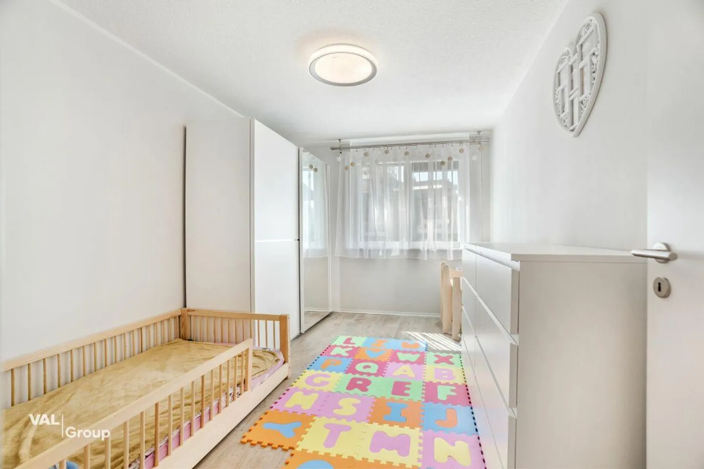 Newly built, bright apartment with generous private green space - Photo 7 of 18