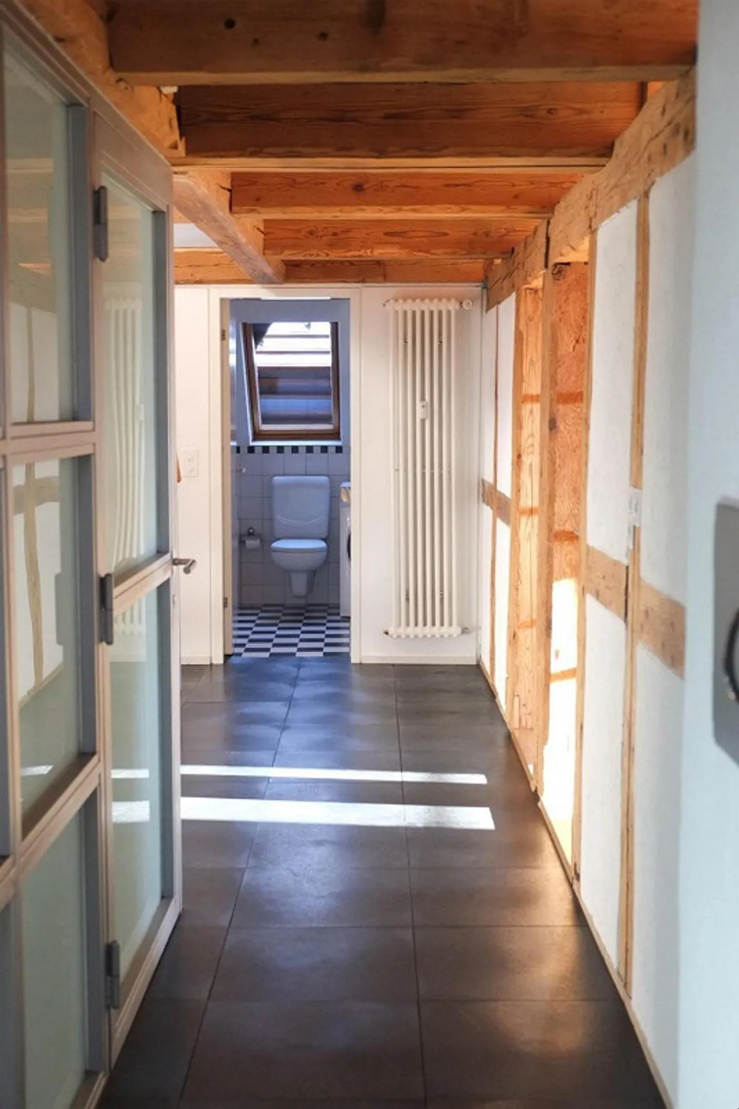 Grosszügige Dachwohnung mit Cheminée - Foto 8 von 11