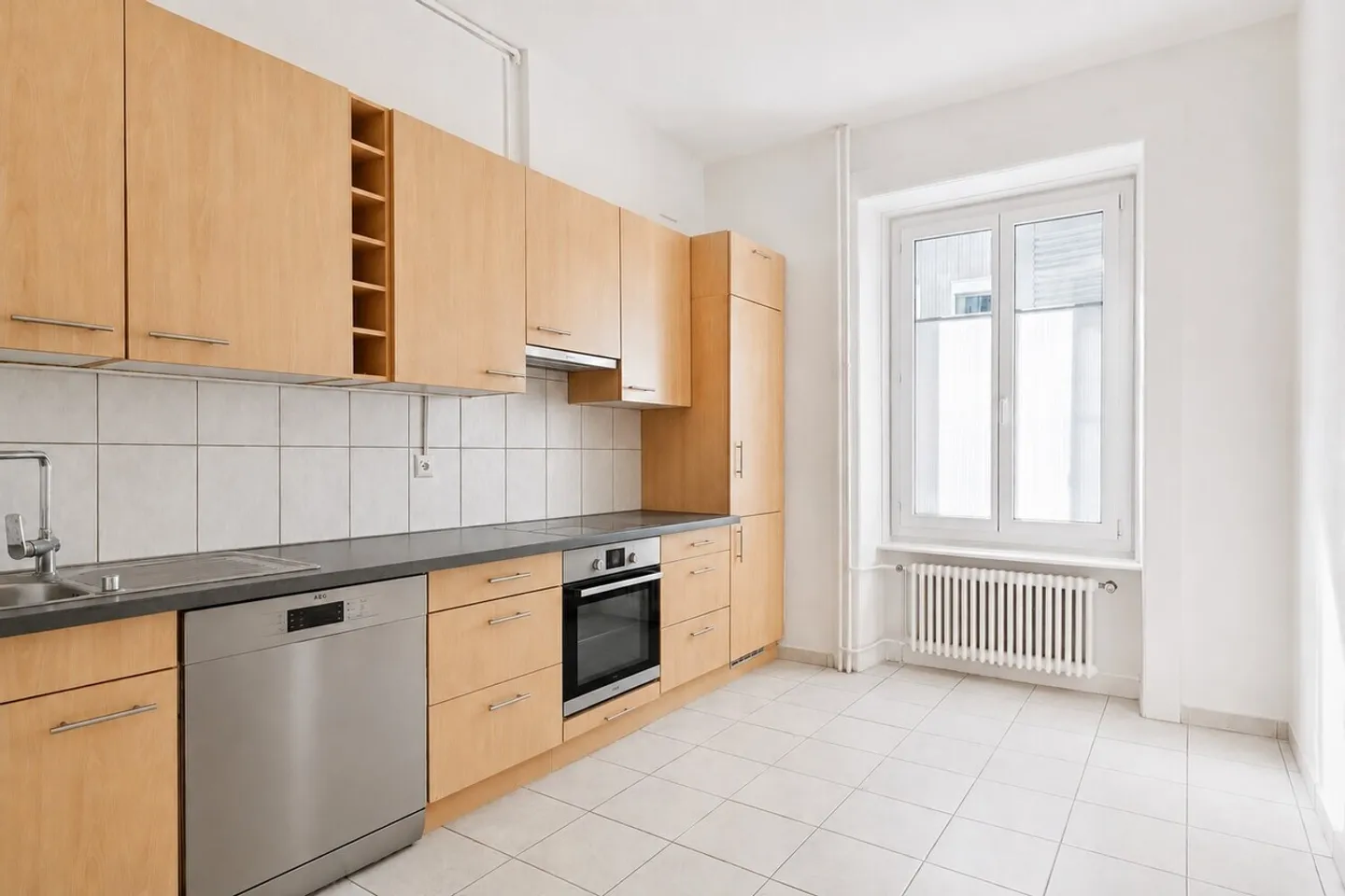 Spacious - bright - ideal location - Photo 2 of 9
