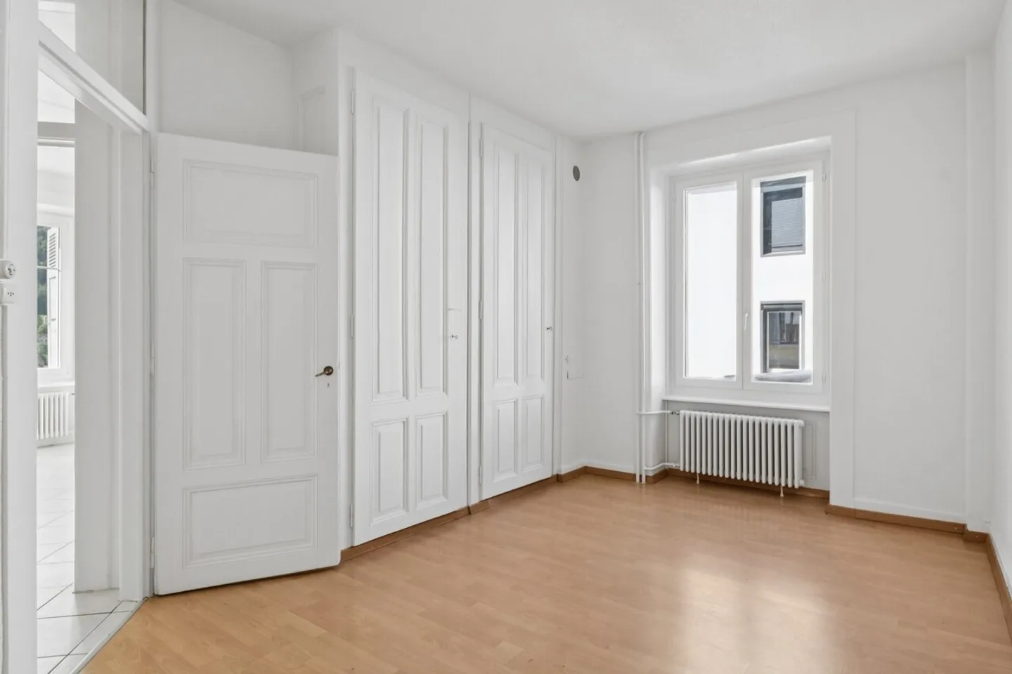 Spacious - bright - ideal location - Photo 3 of 9