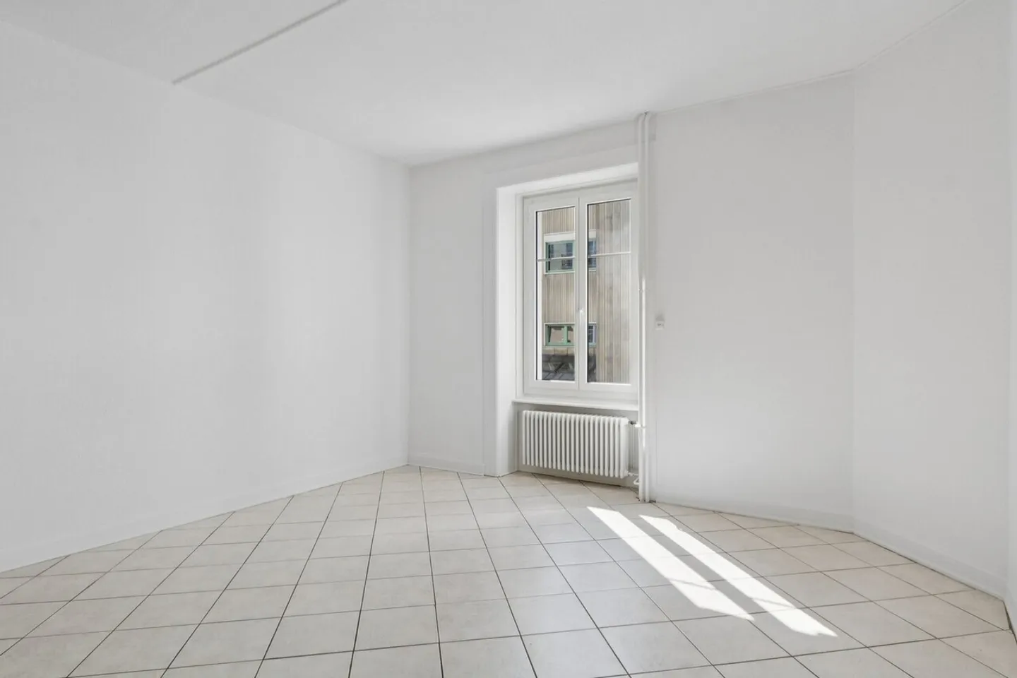 Spacious - bright - ideal location - Photo 6 of 9