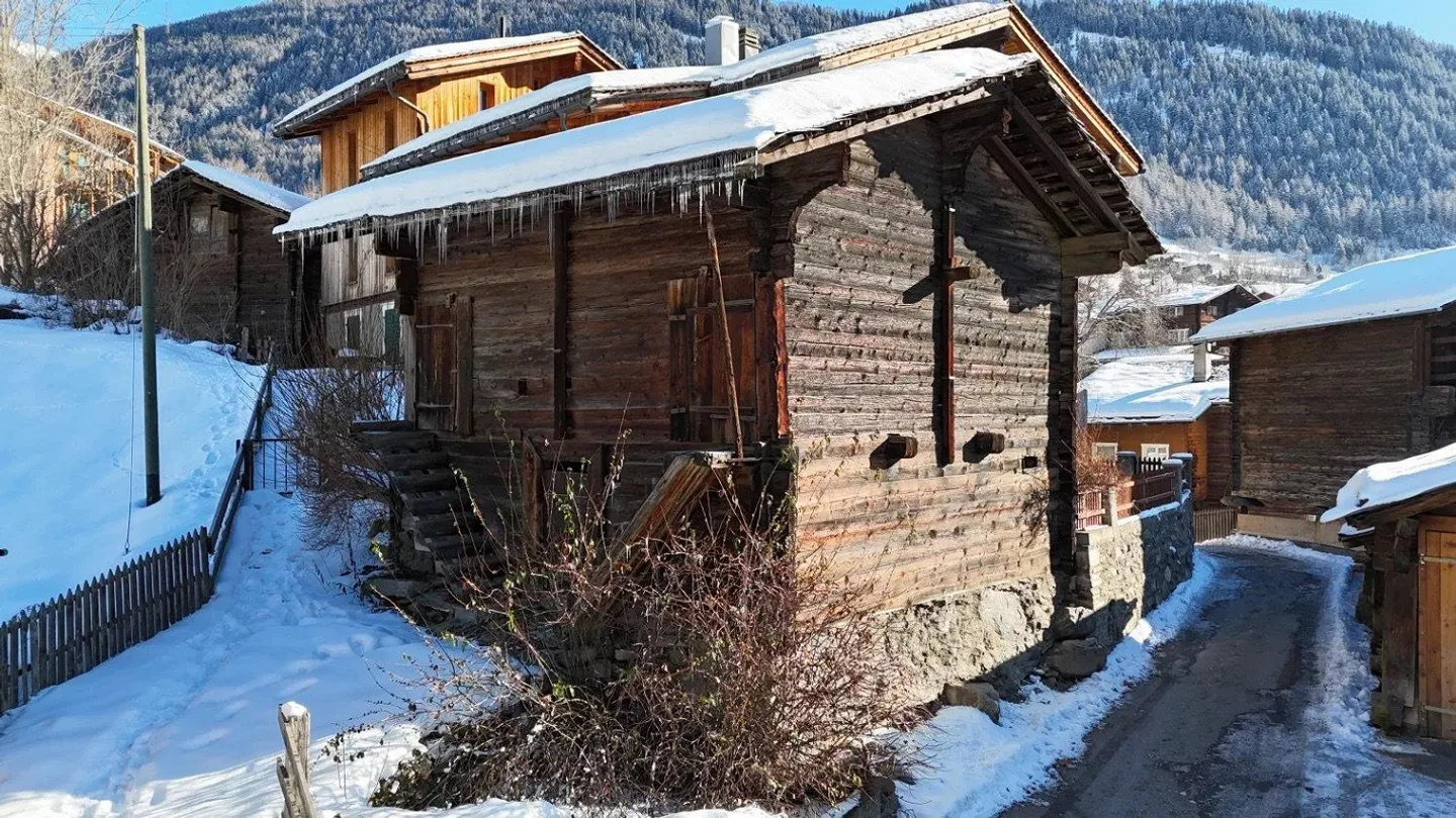 Barn in typical Valais style in the midst of Fiesch - Photo 3 of 11