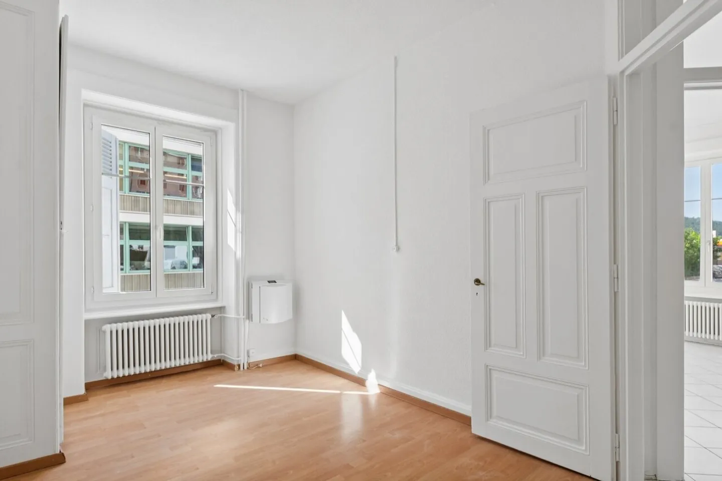 Spacious - bright - ideal location - Photo 4 of 9