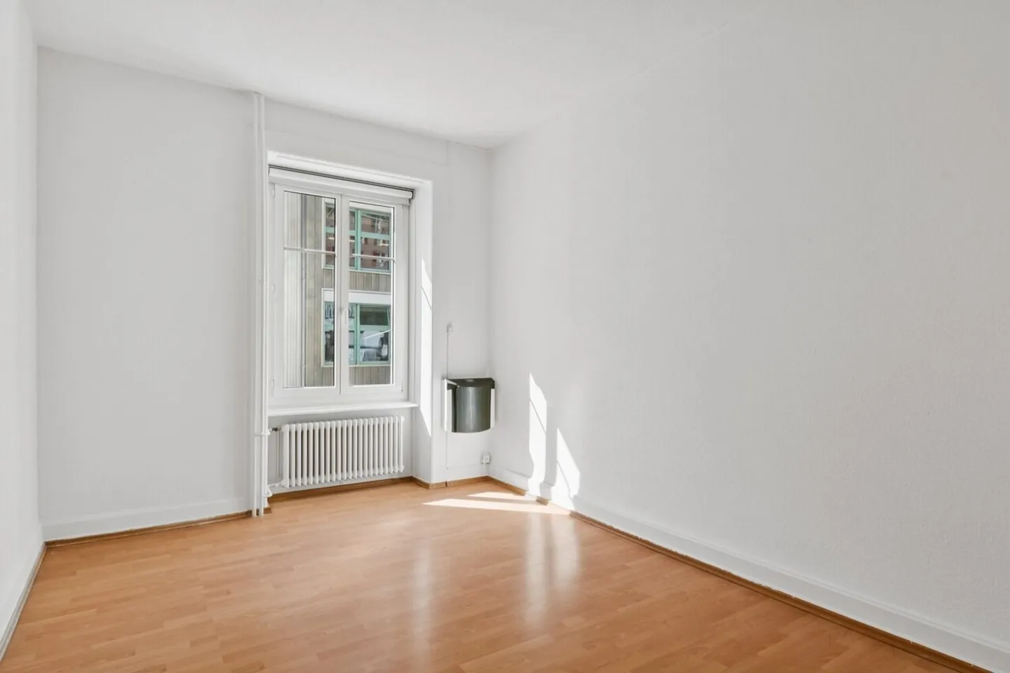 Spacious - bright - ideal location - Photo 5 of 9