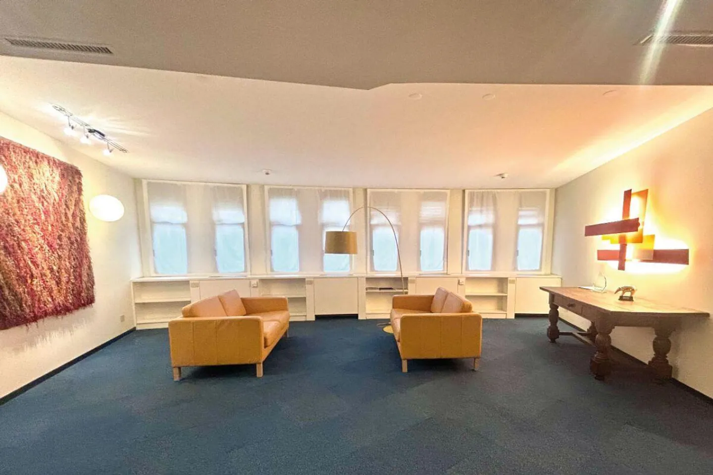 Spacious Office in Paradiso Near All Amenities - Photo 3 of 7