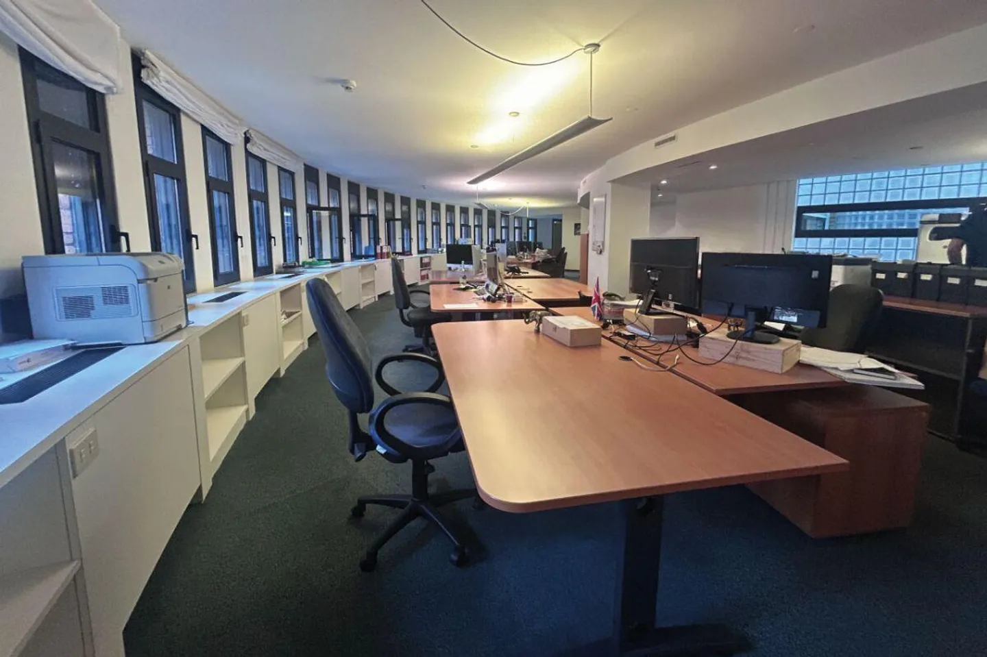 Spacious Office in Paradiso Near All Amenities - Photo 5 of 7