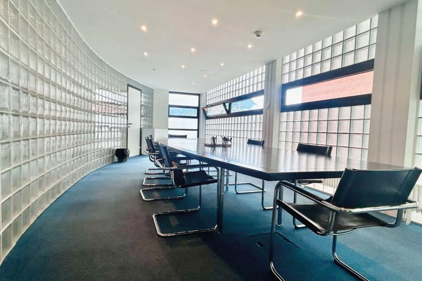 Spacious Office in Paradiso Near All Amenities - Photo 2 of 7