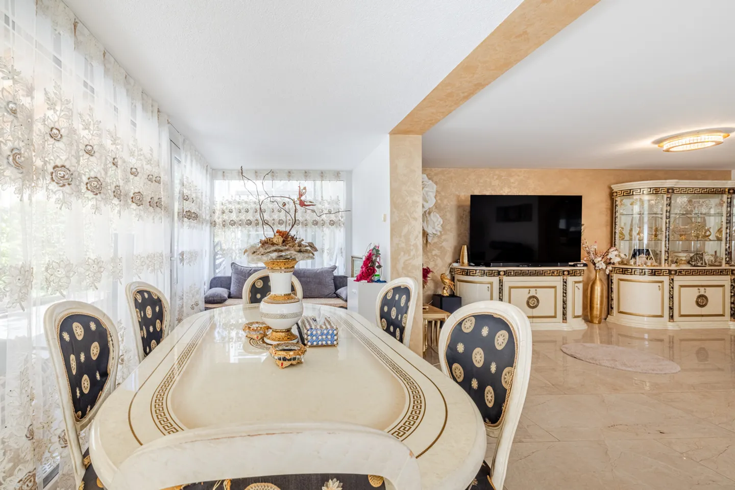 Elegante Wohnung mit grosser Terrasse - Foto 1 von 9