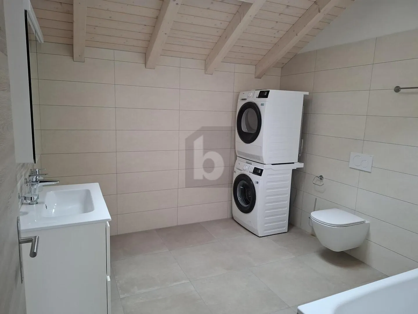 NEUE, GERÄUMIGE, HELL UND MODERNE DACHGESCHOSS - Foto 3 von 6
