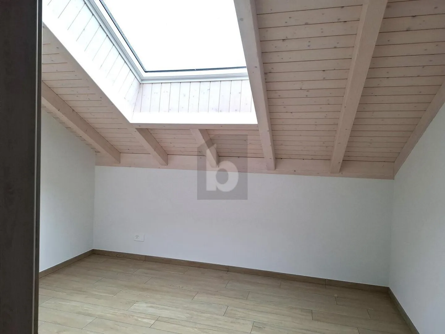 NEUE, GERÄUMIGE, HELL UND MODERNE DACHGESCHOSS - Foto 4 von 6