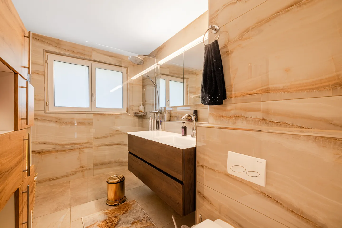 Elegante Wohnung mit grosser Terrasse - Foto 7 von 9