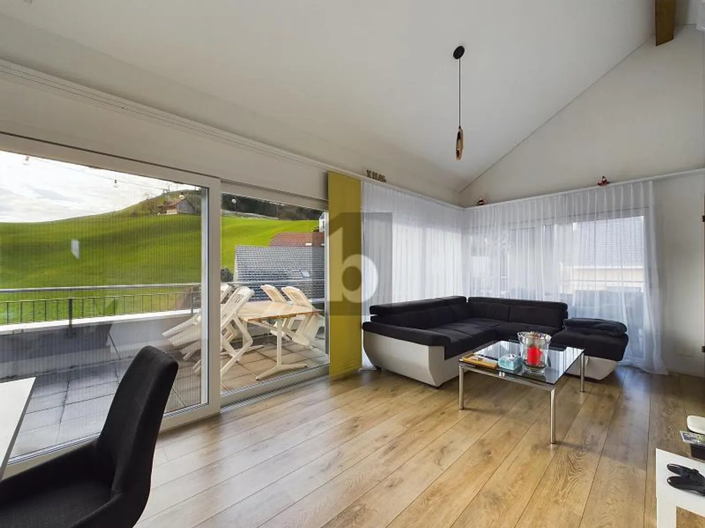 Penthouse for rent - Photo 2 of 6