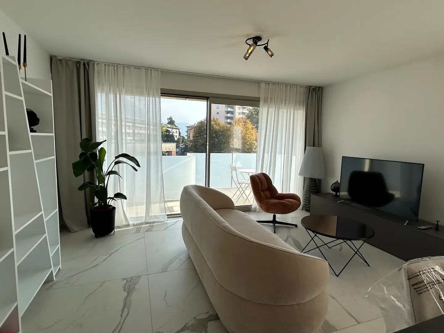 Luxury penthouse with terrace and jacuzzi in Massagno – Available immediately - Photo 1 of 22