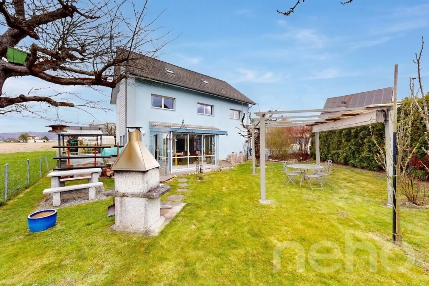 Maison individuelle avec jardin ensoleillé et véranda - Photo 1 sur 12