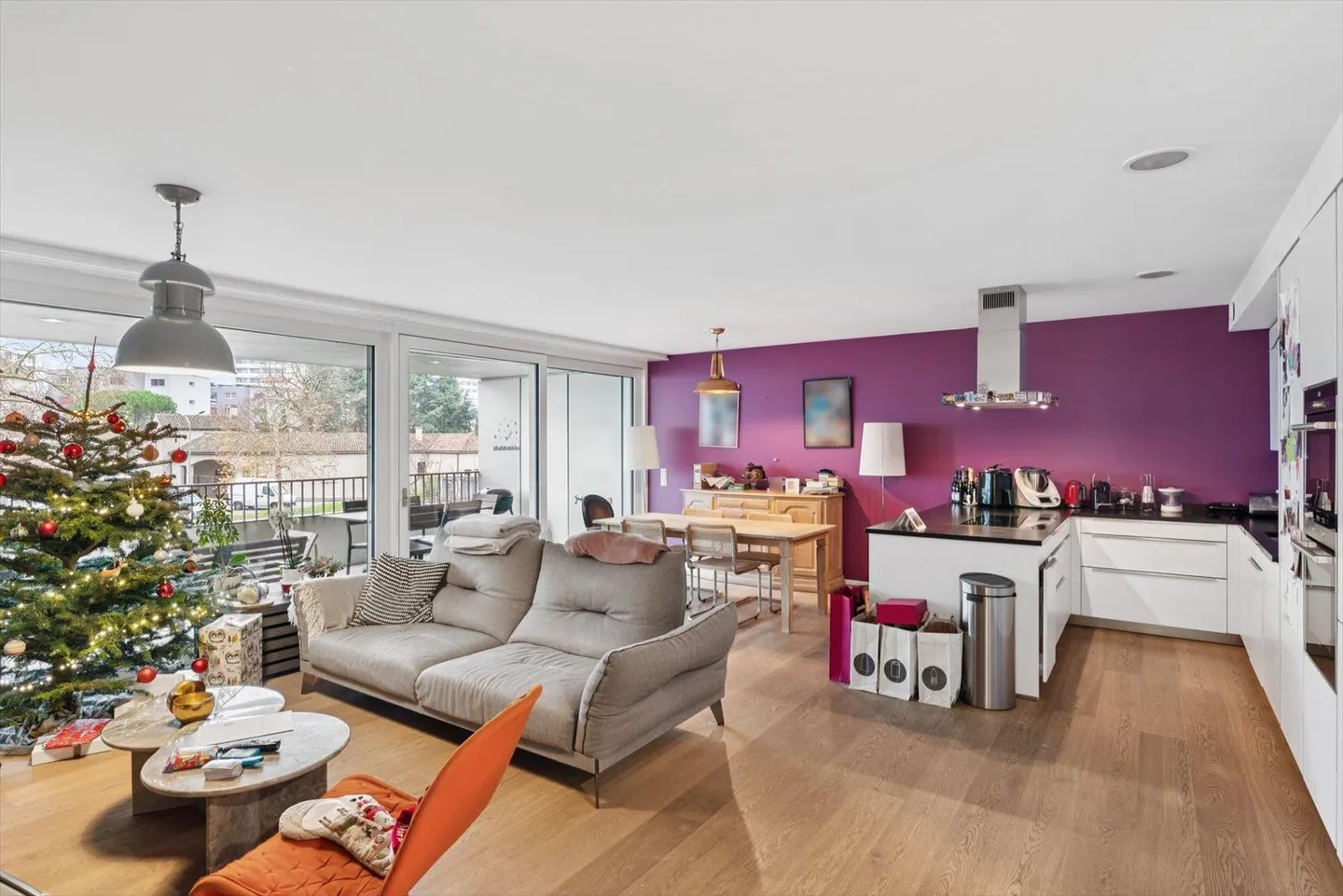 Beautiful apartment with 3 bedrooms in an upscale building - Photo 1 of 13