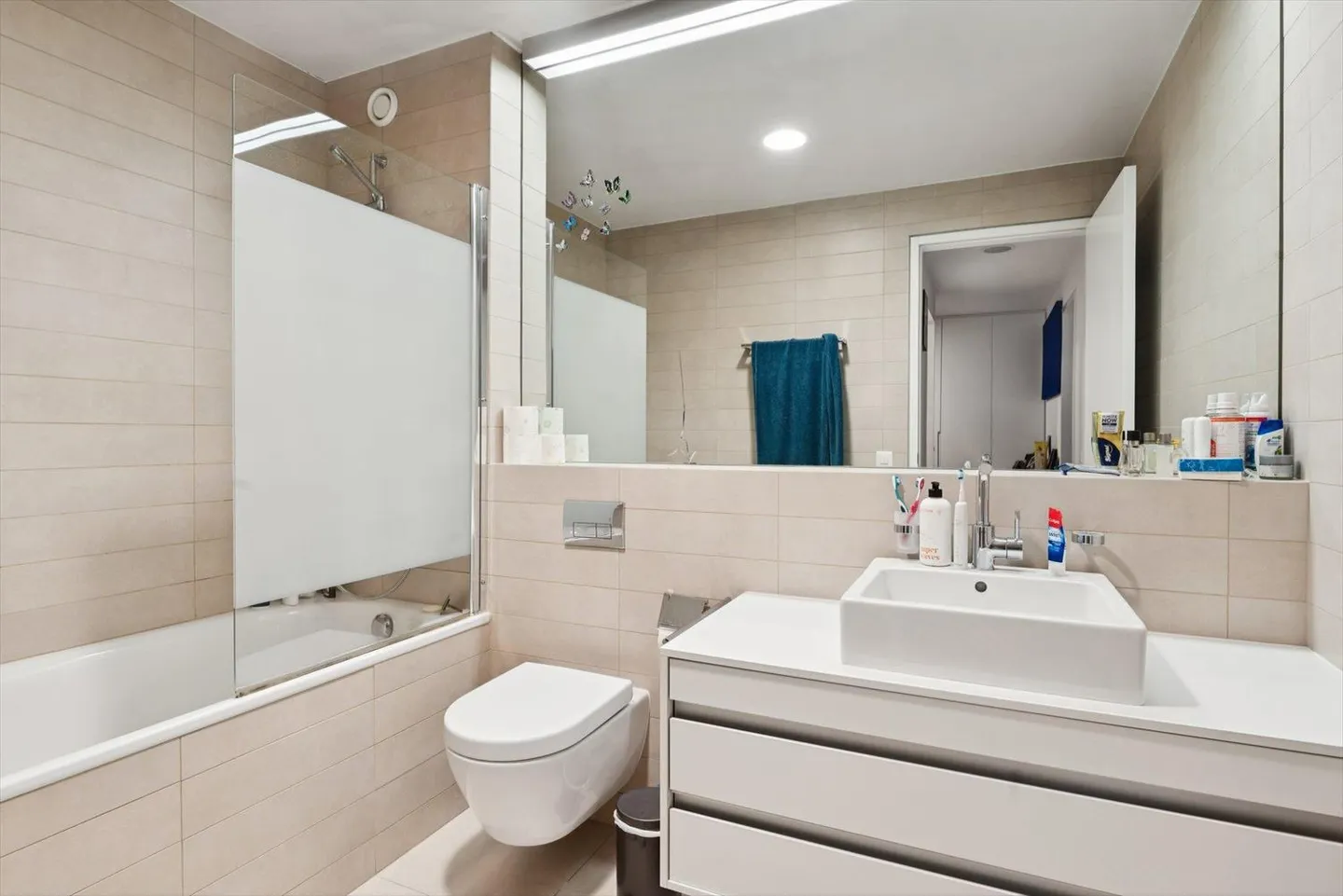 Beautiful apartment with 3 bedrooms in an upscale building - Photo 9 of 13