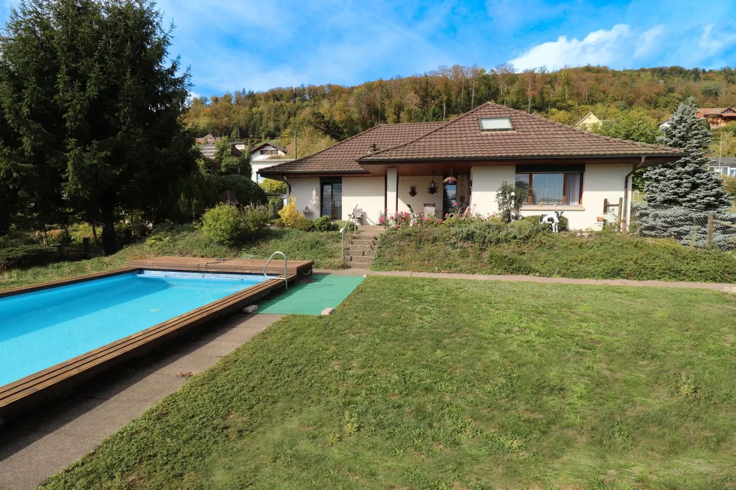 Maison individuelle de 7,5 pièces avec grande piscine sur un terrain de 1'104 m2 - Photo 1 sur 16