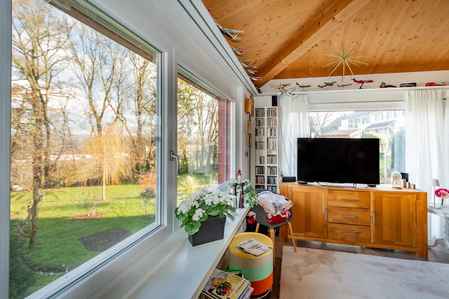 Bungalow confortevole con area di seduta coperta - Foto 7 di 18