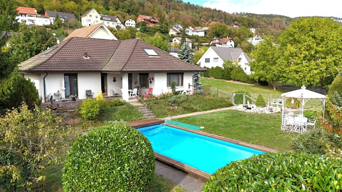 Maison individuelle de 7,5 pièces avec grande piscine sur un terrain de 1'104 m2 - Photo 3 sur 16