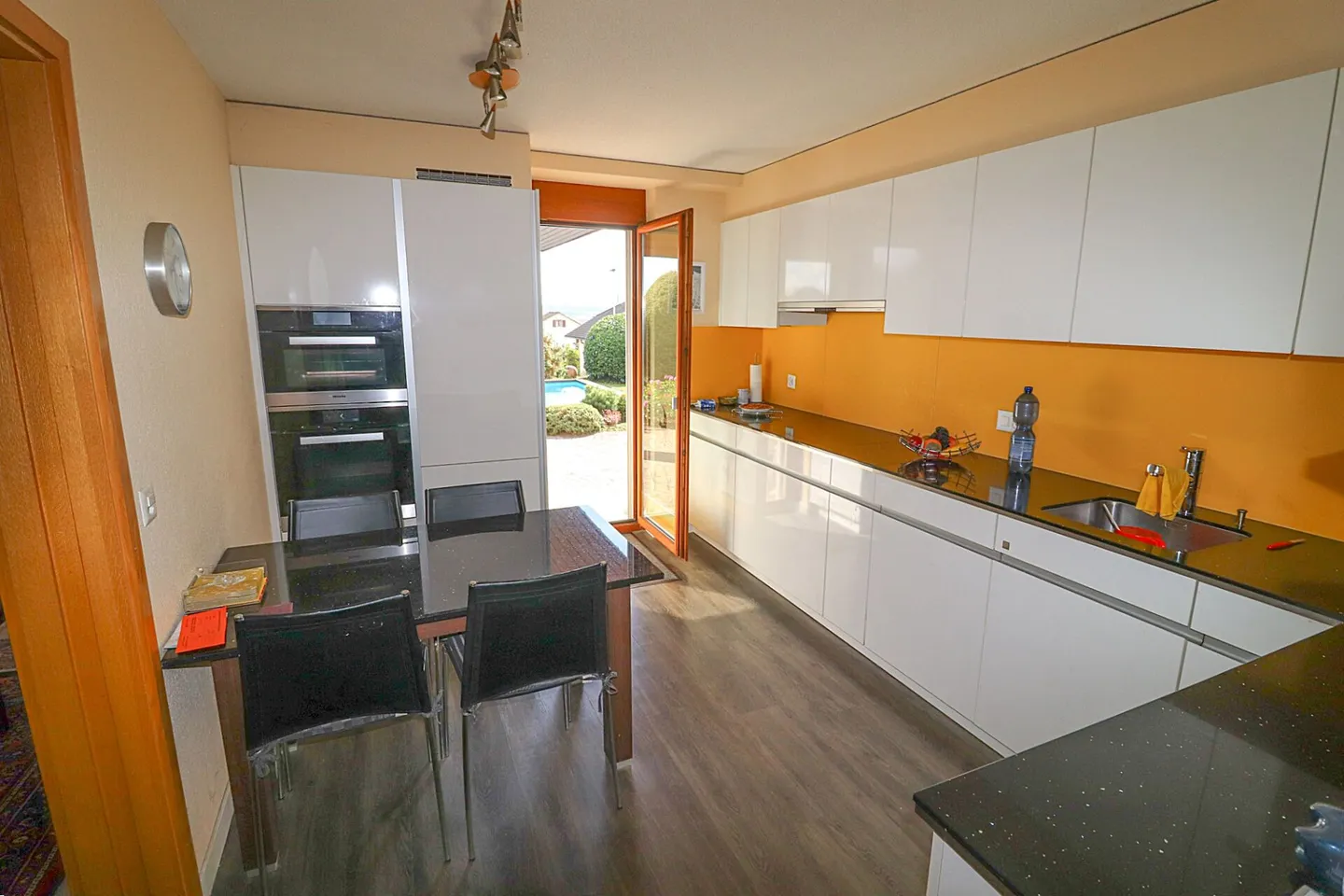 Maison individuelle de 7,5 pièces avec grande piscine sur un terrain de 1'104 m2 - Photo 6 sur 16