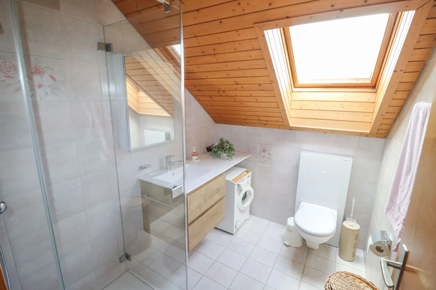 Maison individuelle de 7,5 pièces avec grande piscine sur un terrain de 1'104 m2 - Photo 11 sur 16