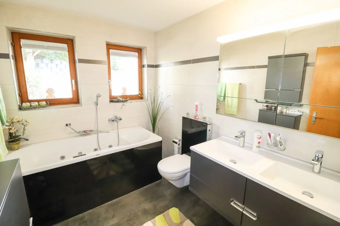 Maison individuelle de 7,5 pièces avec grande piscine sur un terrain de 1'104 m2 - Photo 8 sur 16