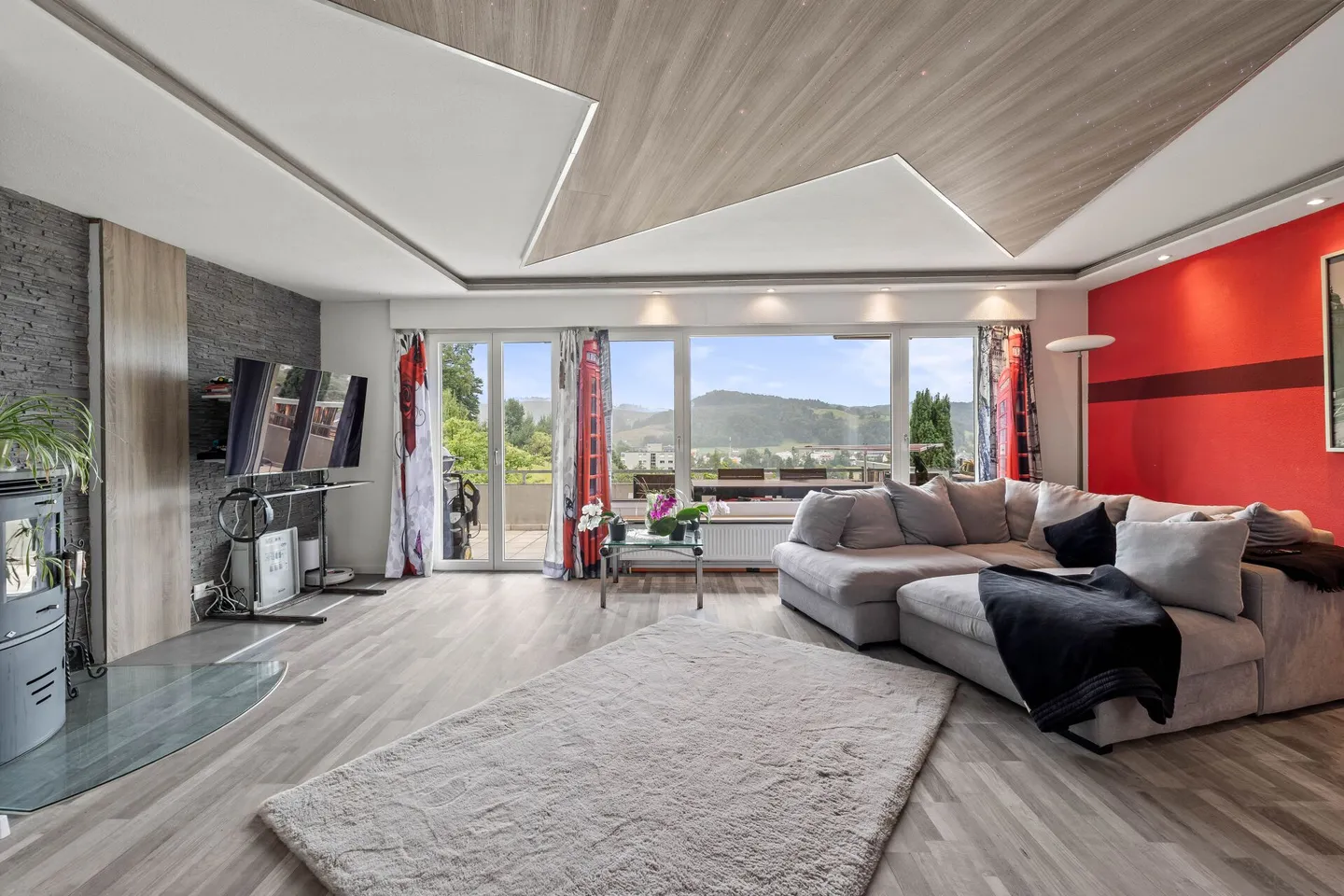 Una casa residenziale di 6,5 stanze situata in una posizione elevata con vista ampia, soleggiata e tranquilla, con appartamento di 2 stanze - Foto 1 di 28