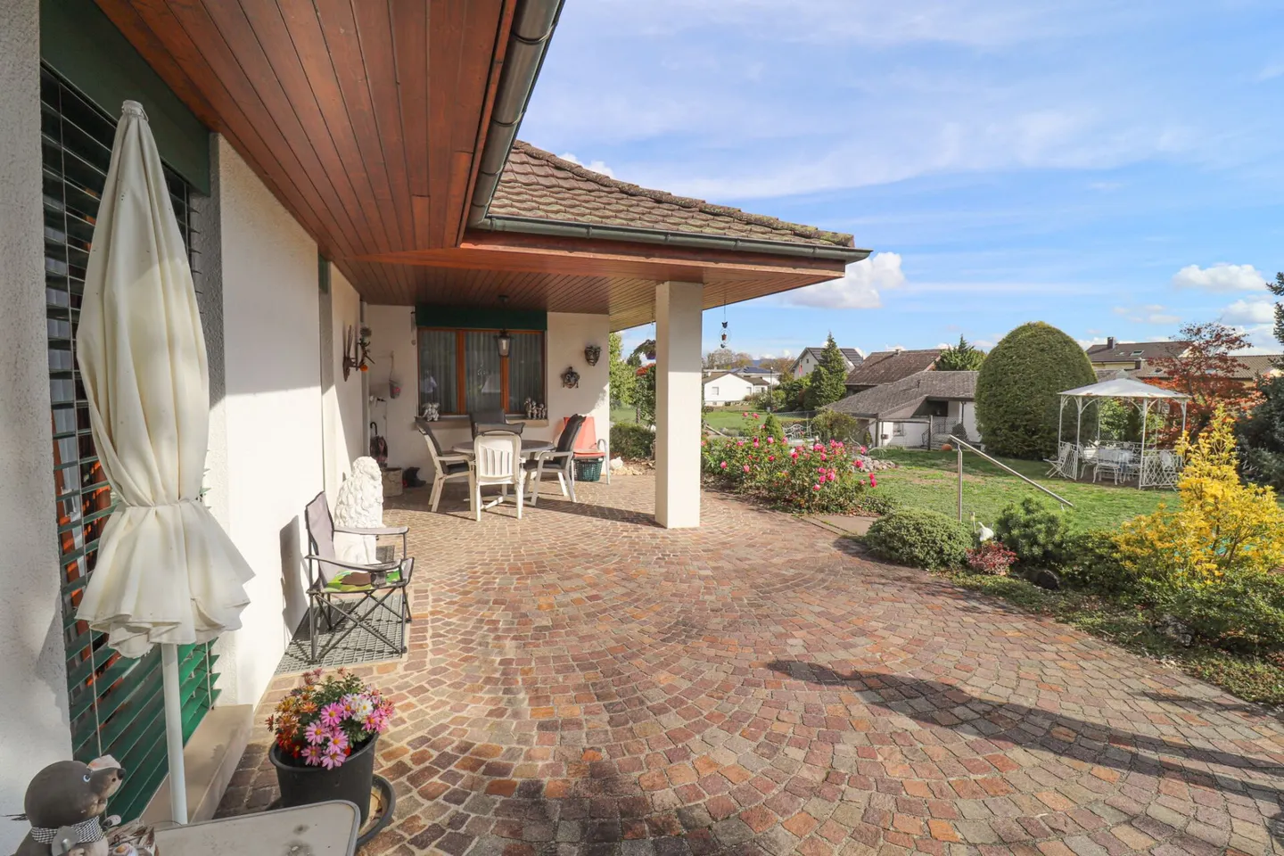 Maison individuelle de 7,5 pièces avec grande piscine sur un terrain de 1'104 m2 - Photo 14 sur 16