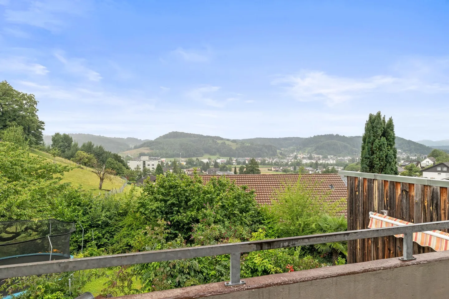 Una casa residenziale di 6,5 stanze situata in una posizione elevata con vista ampia, soleggiata e tranquilla, con appartamento di 2 stanze - Foto 2 di 28