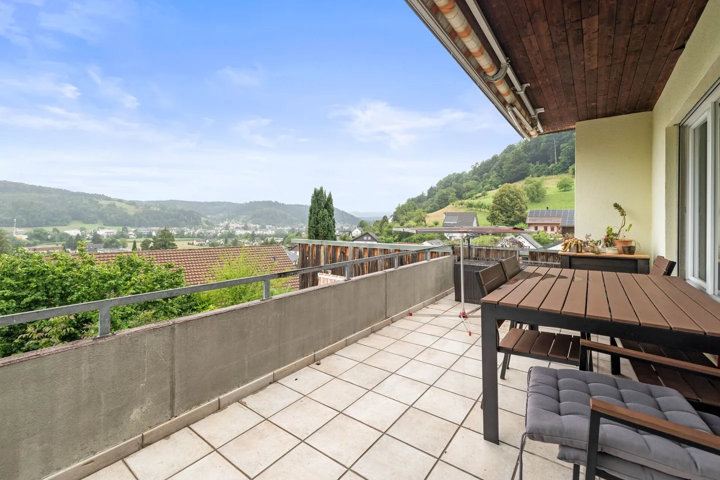 Una casa residenziale di 6,5 stanze situata in una posizione elevata con vista ampia, soleggiata e tranquilla, con appartamento di 2 stanze - Foto 3 di 28
