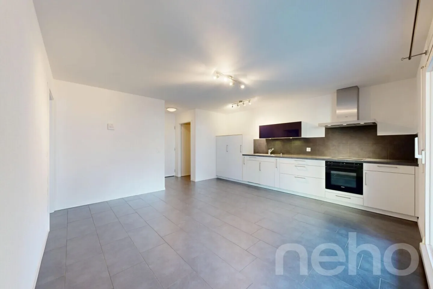 Exklusiv: Helle Wohnung mit großem Balkon-Terrasse - Foto 2 von 12