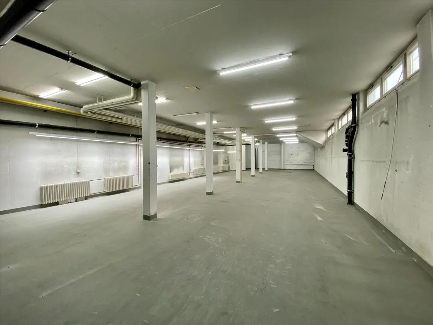 Spacious Storage Space for Car Enthusiasts - Photo 3 of 4