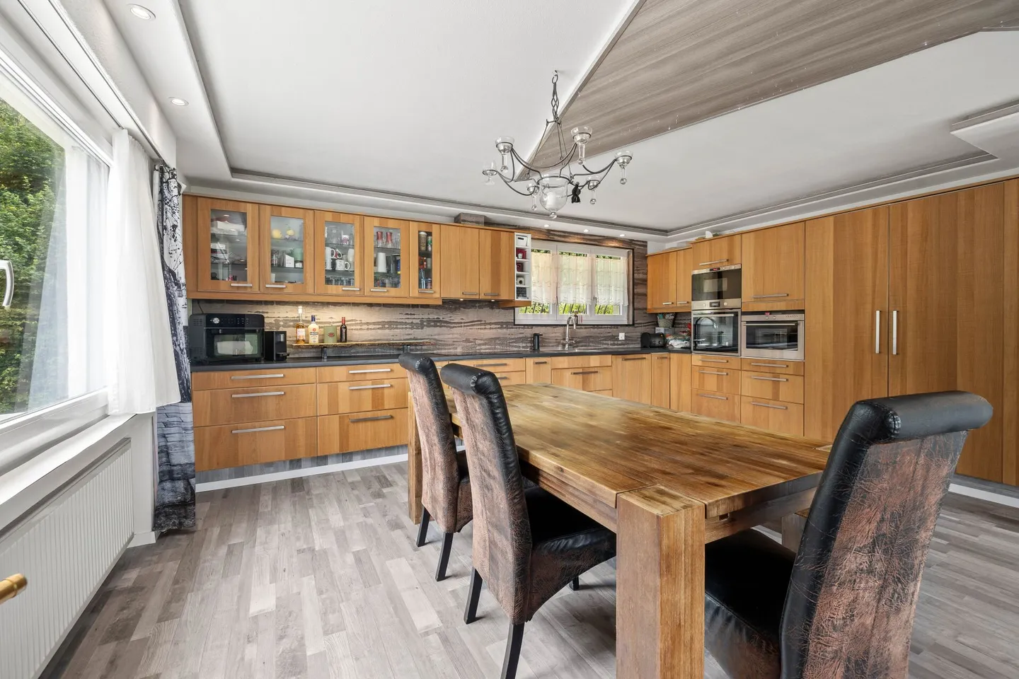 Una casa residenziale di 6,5 stanze situata in una posizione elevata con vista ampia, soleggiata e tranquilla, con appartamento di 2 stanze - Foto 4 di 28