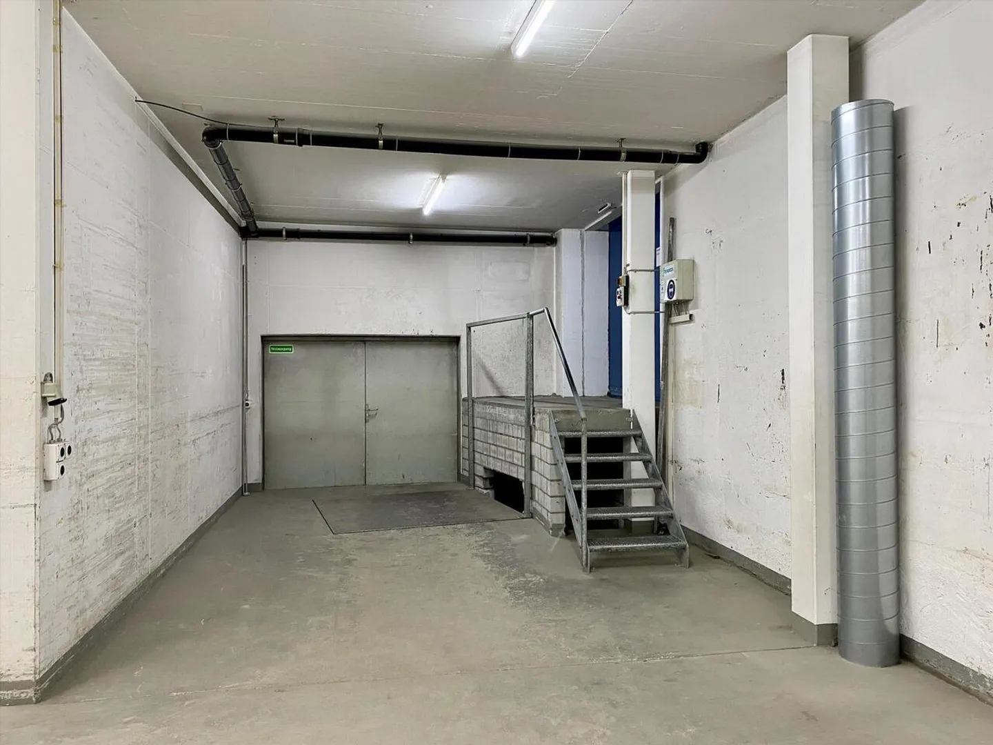Spacious Storage Space for Car Enthusiasts - Photo 4 of 4