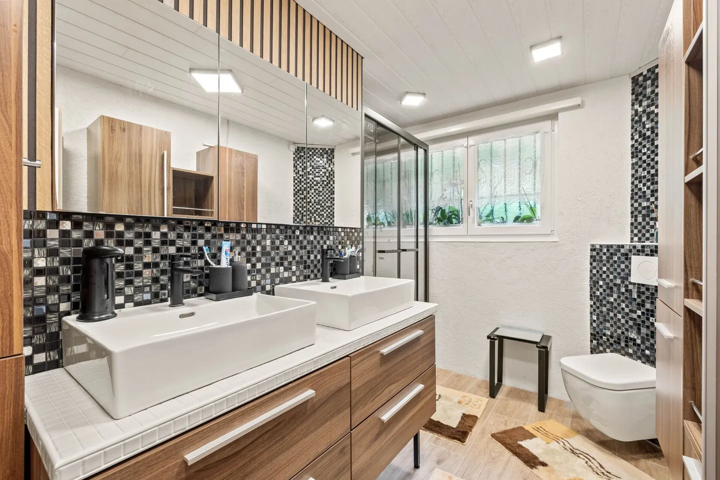Una casa residenziale di 6,5 stanze situata in una posizione elevata con vista ampia, soleggiata e tranquilla, con appartamento di 2 stanze - Foto 7 di 28