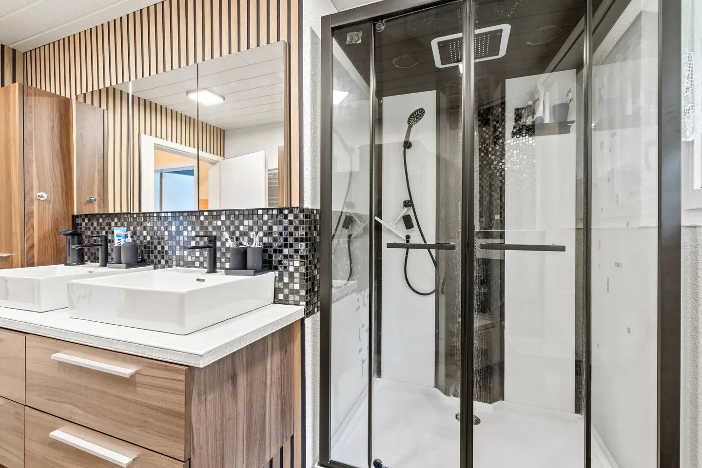 Una casa residenziale di 6,5 stanze situata in una posizione elevata con vista ampia, soleggiata e tranquilla, con appartamento di 2 stanze - Foto 8 di 28