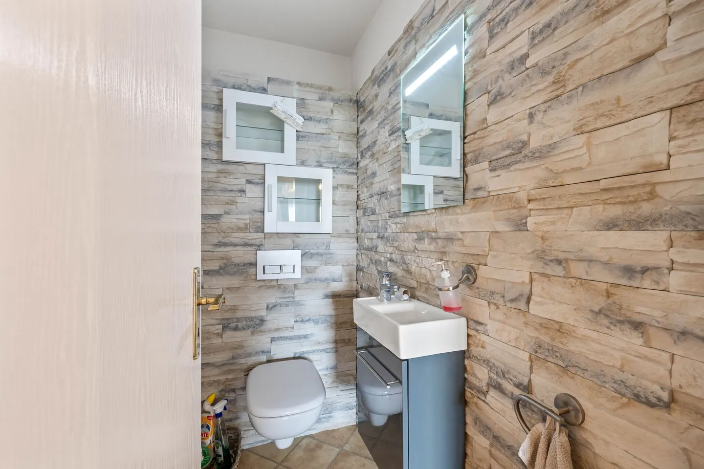 Una casa residenziale di 6,5 stanze situata in una posizione elevata con vista ampia, soleggiata e tranquilla, con appartamento di 2 stanze - Foto 9 di 28