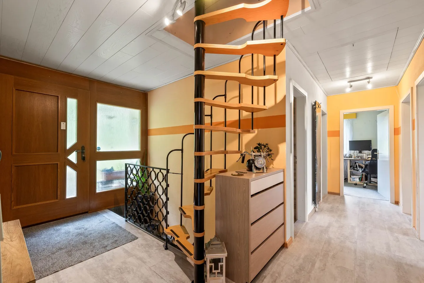 Una casa residenziale di 6,5 stanze situata in una posizione elevata con vista ampia, soleggiata e tranquilla, con appartamento di 2 stanze - Foto 10 di 28