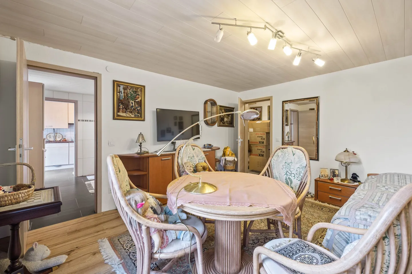Una casa residenziale di 6,5 stanze situata in una posizione elevata con vista ampia, soleggiata e tranquilla, con appartamento di 2 stanze - Foto 13 di 28