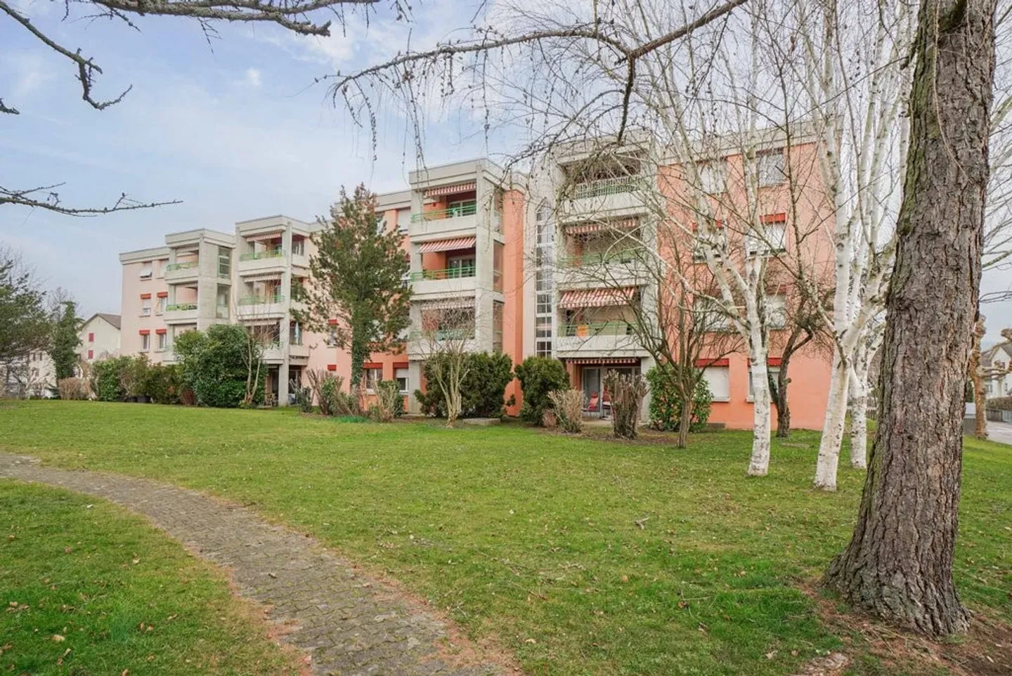 Appartement spacieux dans un quartier calme - Photo 1 sur 11