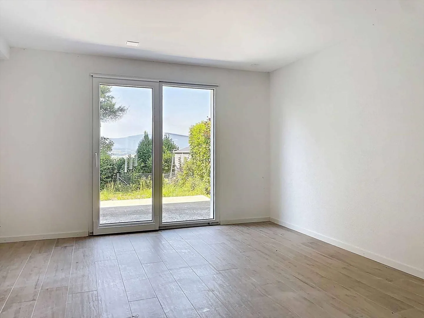 Three and a half room triplex - balcony, large garden and partial lake view - Photo 3 of 10